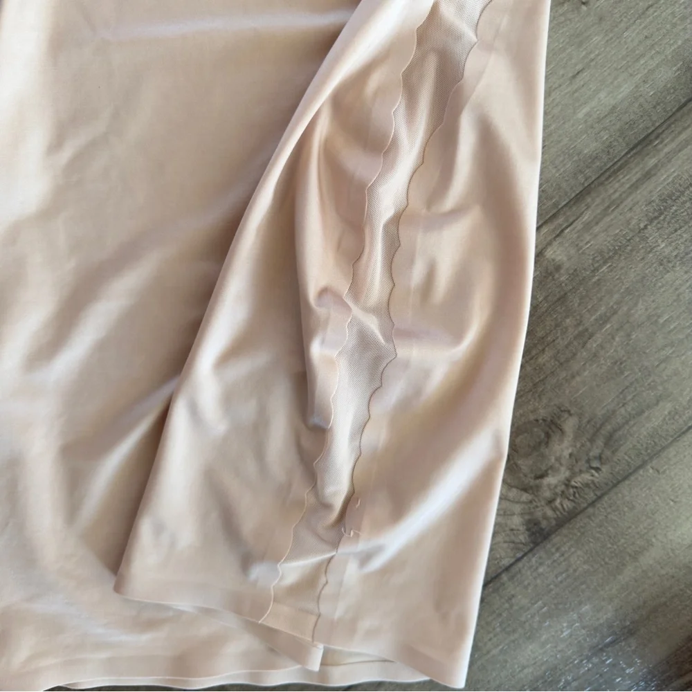 Red Hot by Spanx Lux & Lean Scalloped open-bust full slip nude size XL